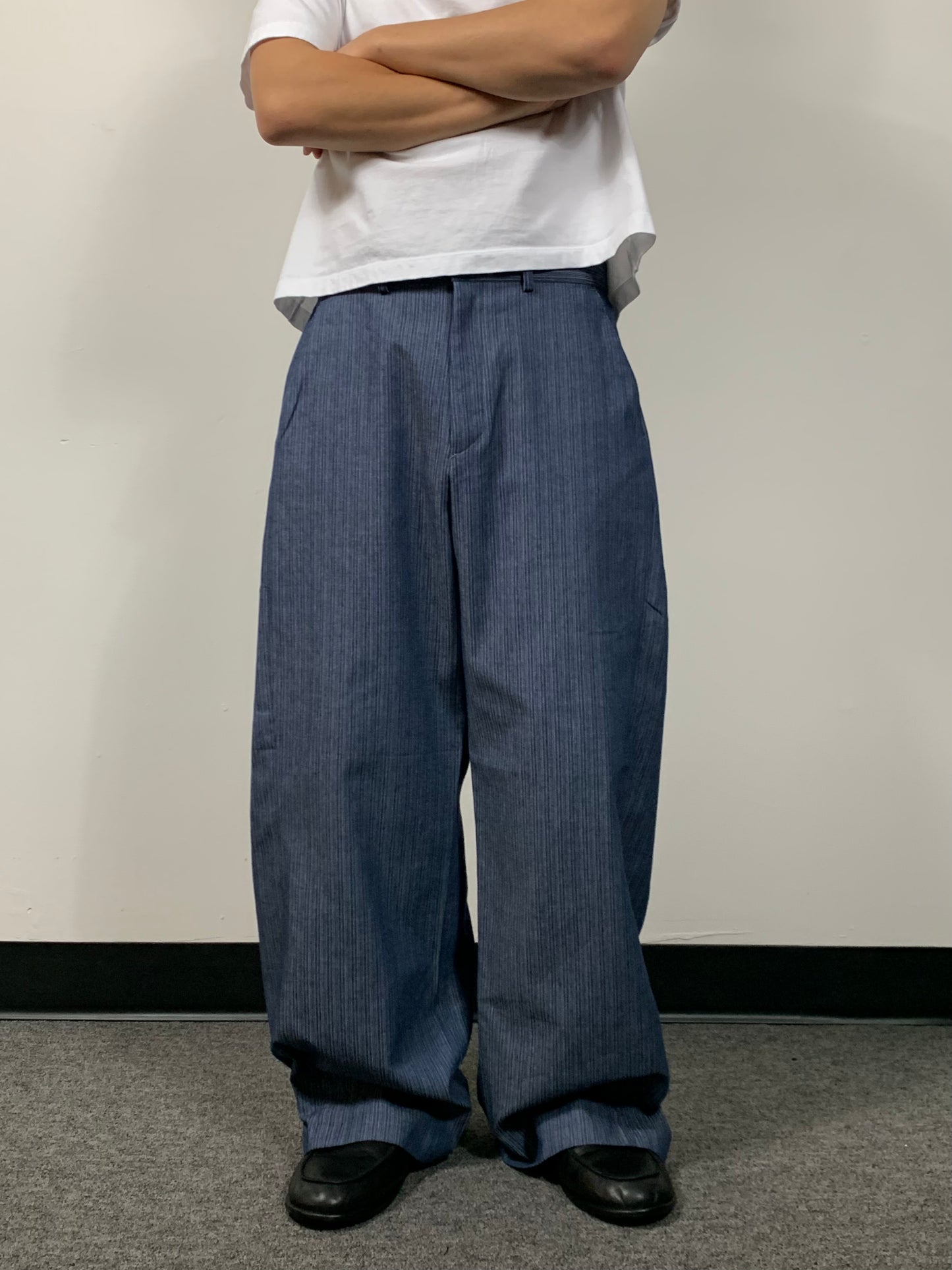 SIDE PLEATED DENIM SLACKS