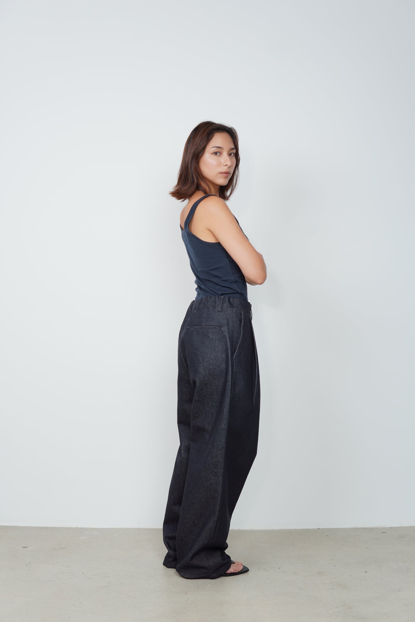 NON FADE PLEATED PANTS