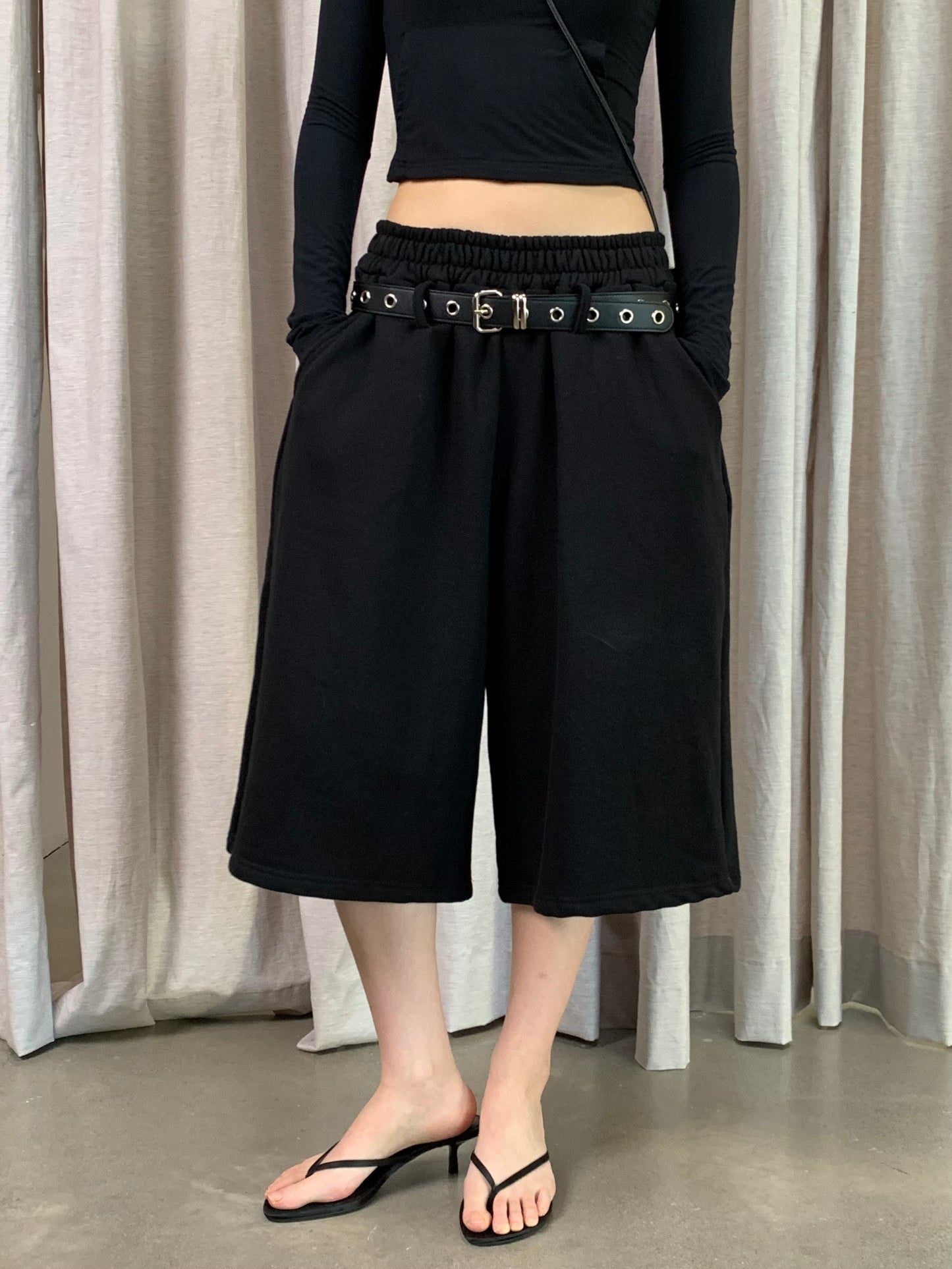 BELTED HALF SWEAT