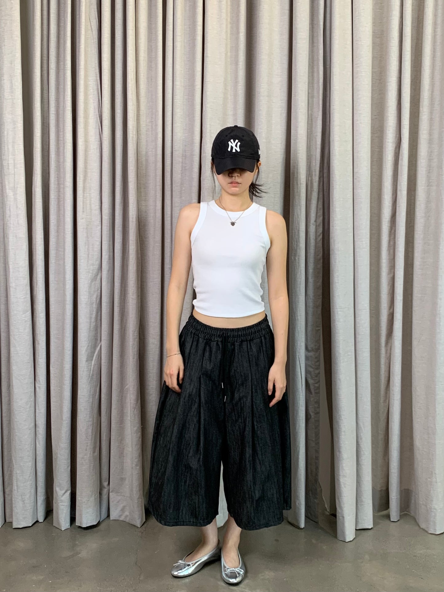 NON FADE PINTUCK SHORTS