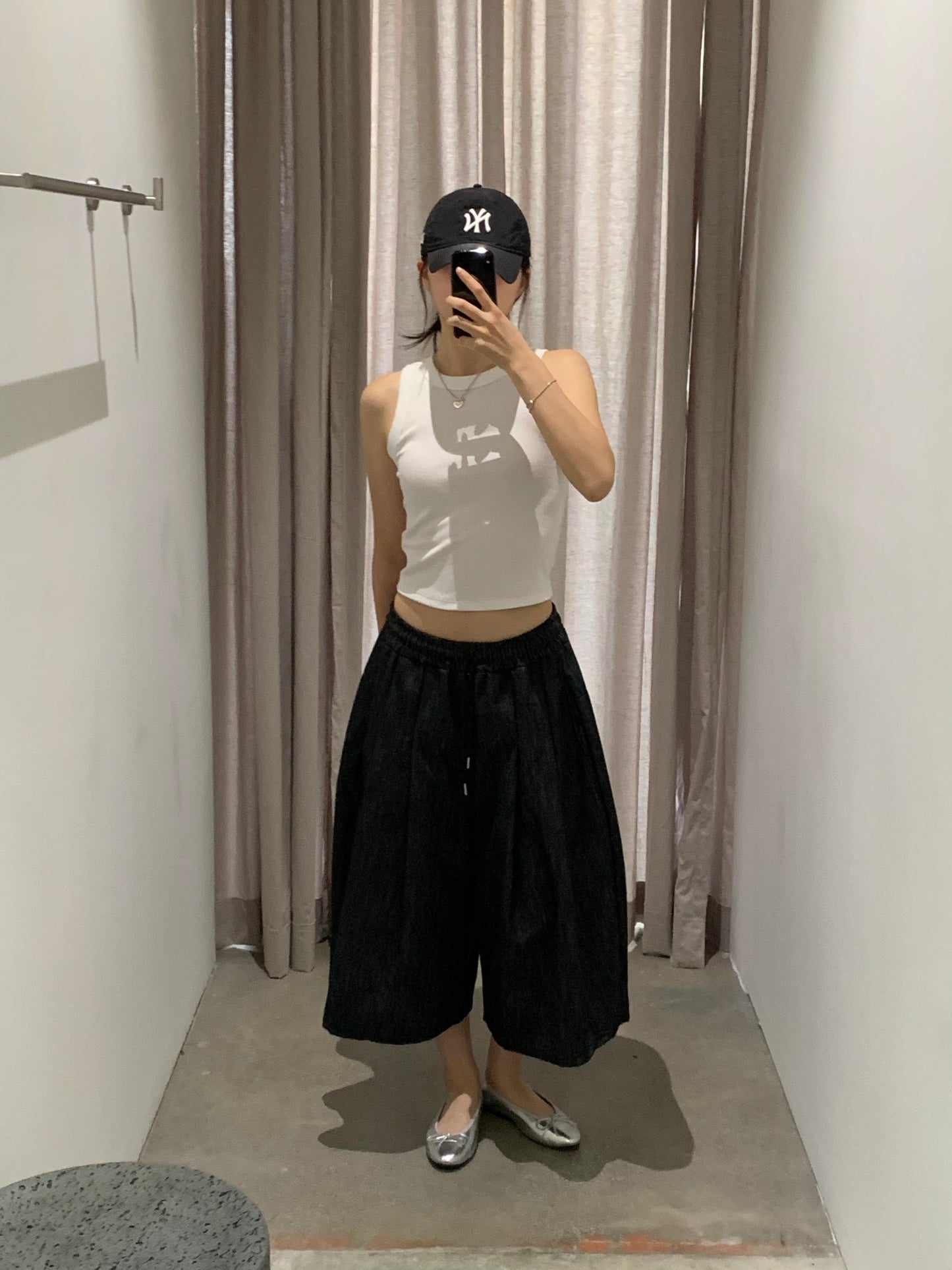 NON FADE PINTUCK SHORTS