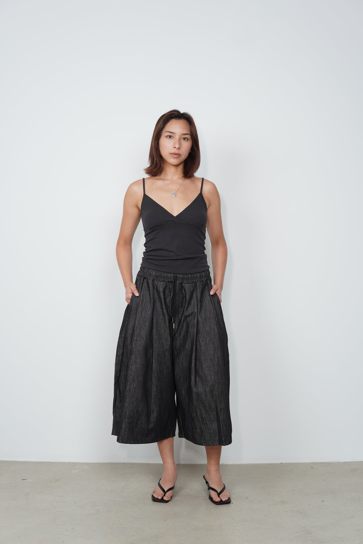 NON FADE PINTUCK SHORTS