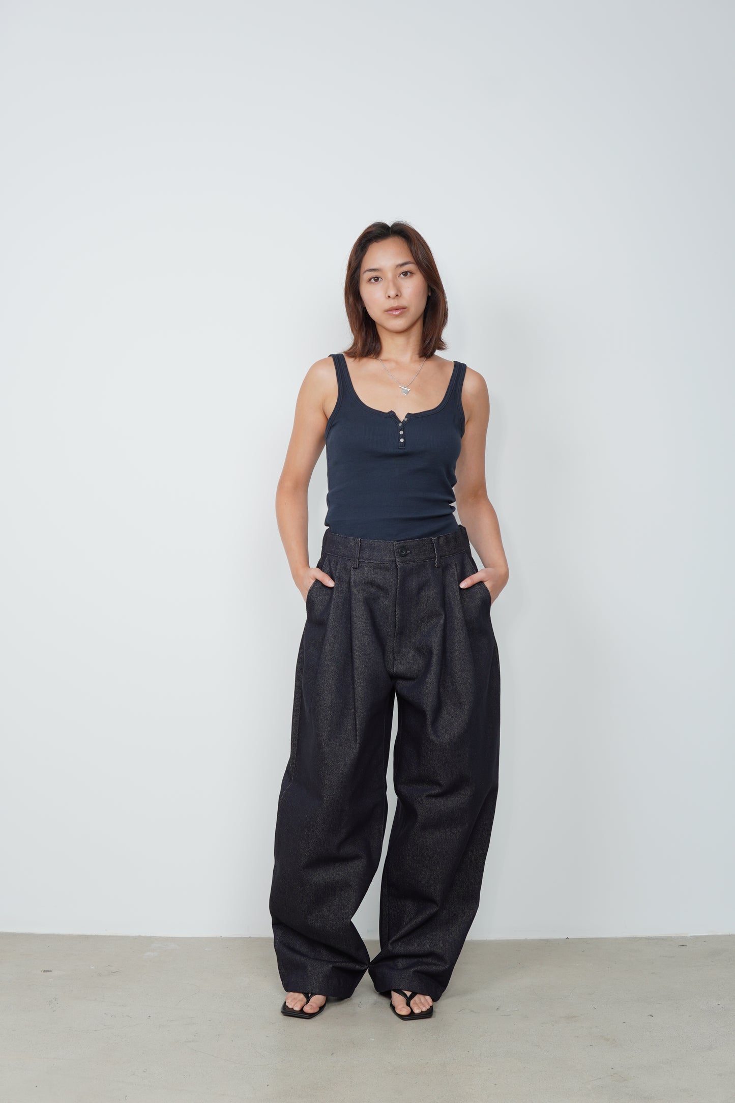 NON FADE PLEATED PANTS