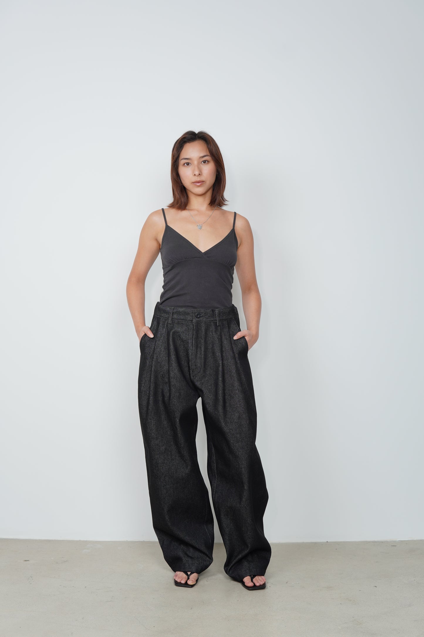 NON FADE PLEATED PANTS