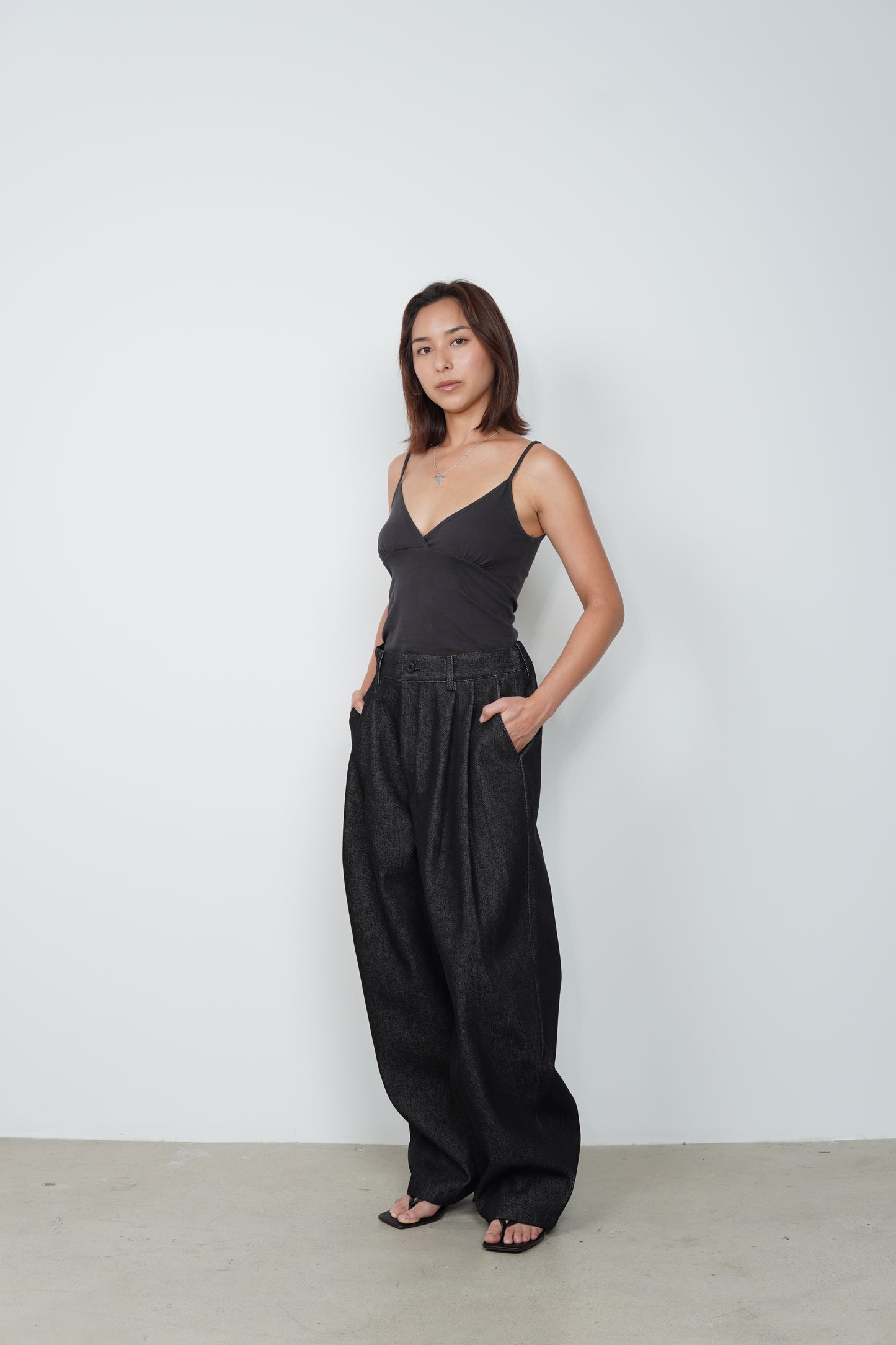 NON FADE PLEATED PANTS