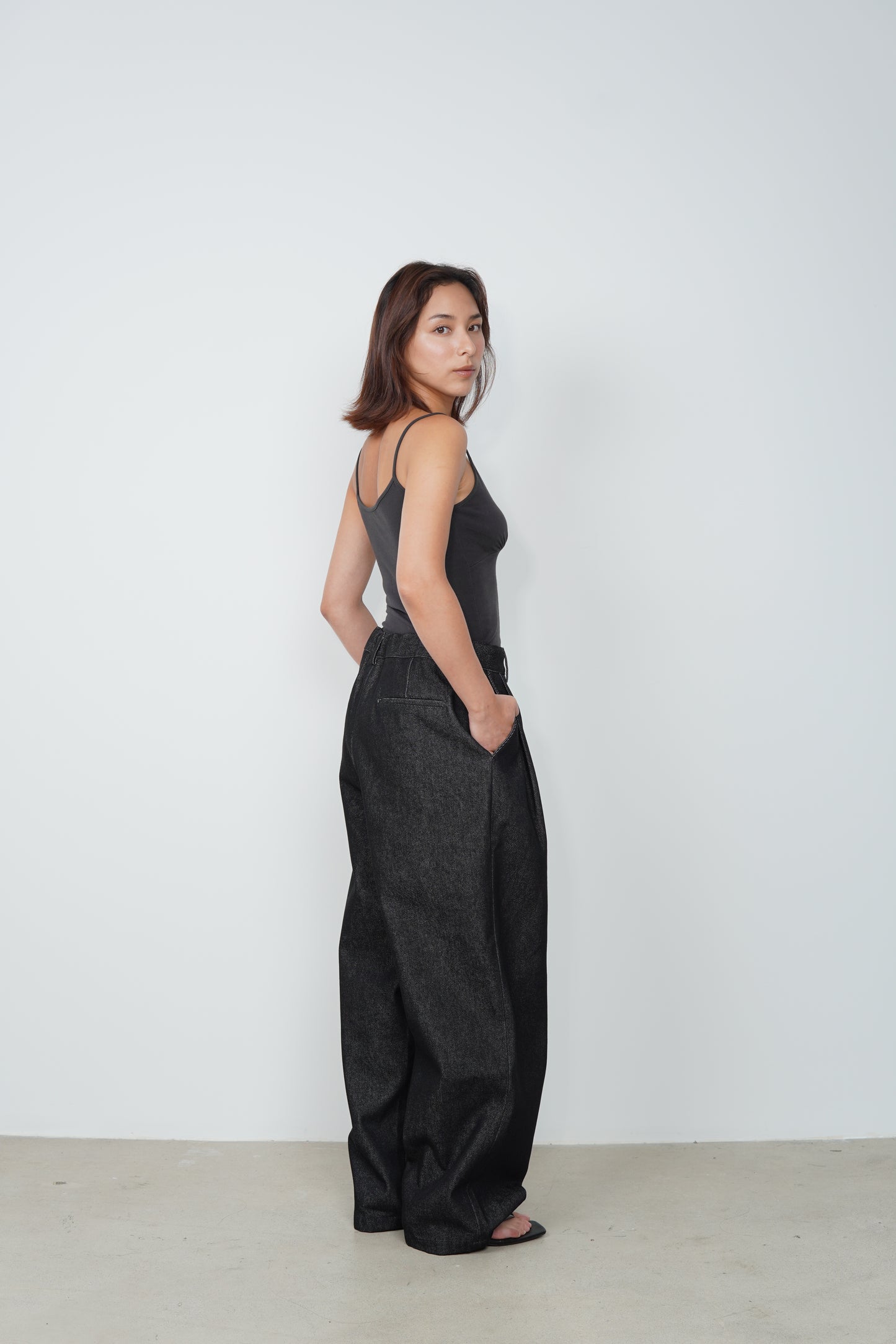 NON FADE PLEATED PANTS